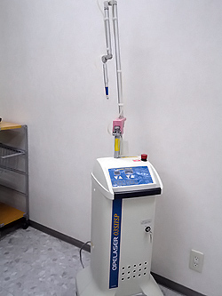 レーザー　本院　「パナラスC10」（写真） 第二診療所では「Nd compact」を使用